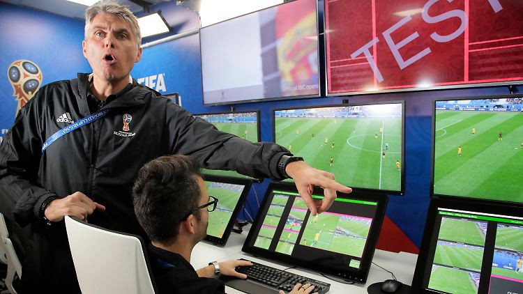 Haben (hoffentlich) den Durchblick: die Videoschiedsrichter bei der WM.