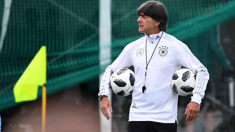 Der deutsche Fußball-Bundestrainer Joachim Löw ordnet dem taktischen System und seiner Spielidee fast alles unter.