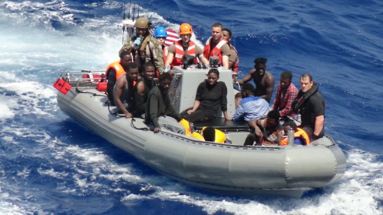 40 Überlebende und 12 Leichen hat die "Trenton" vor der Küste Libyens geborgen.