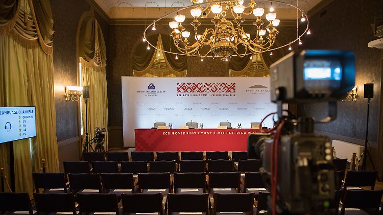 Alles bereit in Riga für Draghis Auftritt vor der Presse: Die EZB überträgt ab 14.30 Uhr live.