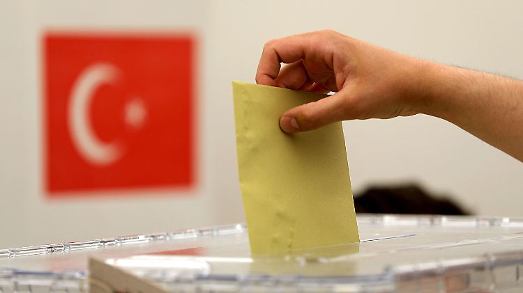 Nur rund ein Viertel der in Deutschland lebenden Wahlberechtigten haben bislang ihre Stimme abgegeben.