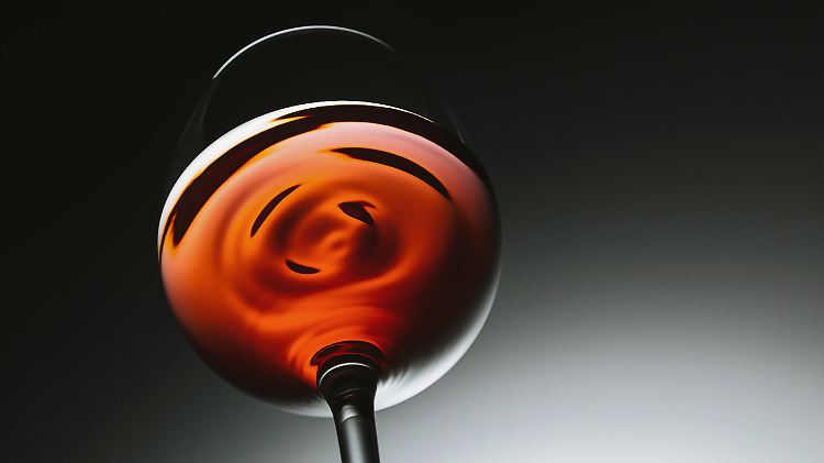 Im Rotwein sind Inhaltsstoffe enthalten, die gut für den Körper sind. Die Mediziner warnen trotzdem: Alkohol ist Zellgift und darf maximal in Maßen konsumiert werden.