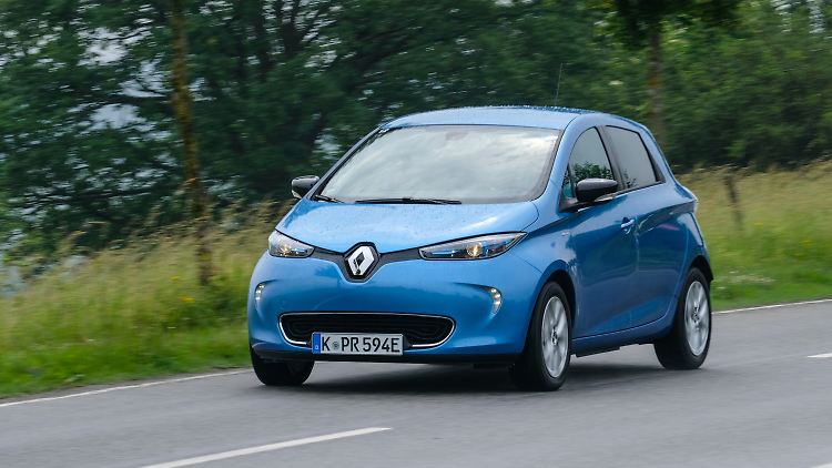 Stadt, Land, Bundesstraße. Der Renault Zoe stromert mit einer Batteriefüllung etwa 300 Kilometer.