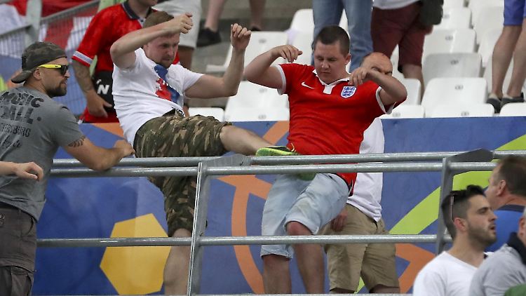 Seit Jahrzehnten sind Aggressivität, Gewalt und Rassismus in russischen Stadien spieltäglich.