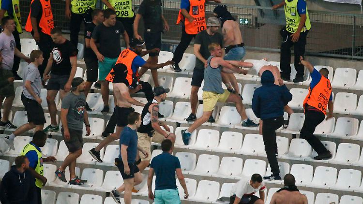 Nach dem erfolgreich veranstalteten Confed Cup wird Putins Null-Toleranz-Politik gegenüber Hooligans von ebenjenen mutmaßlich auf eine harte Probe gestellt.