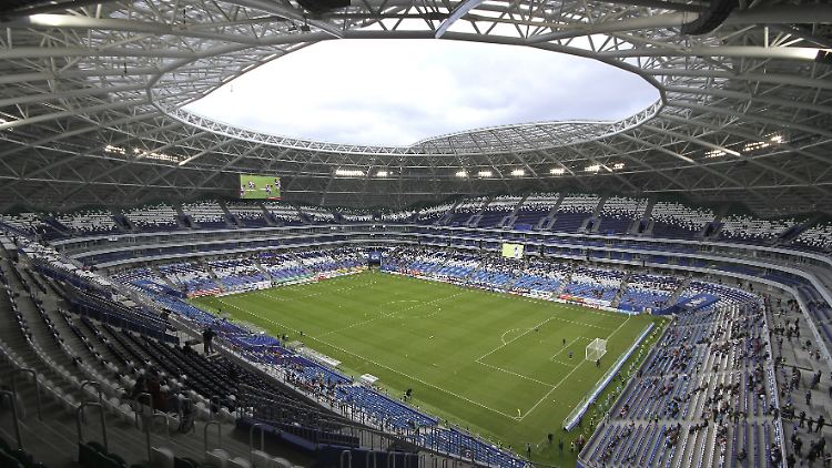 Angestoßen wird hier in der " Samara-Arena", die 44.918 Zuschauer fasst.