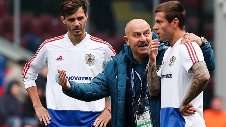 Trainer Stanislaw Tschertschessow soll es für Russland richten.