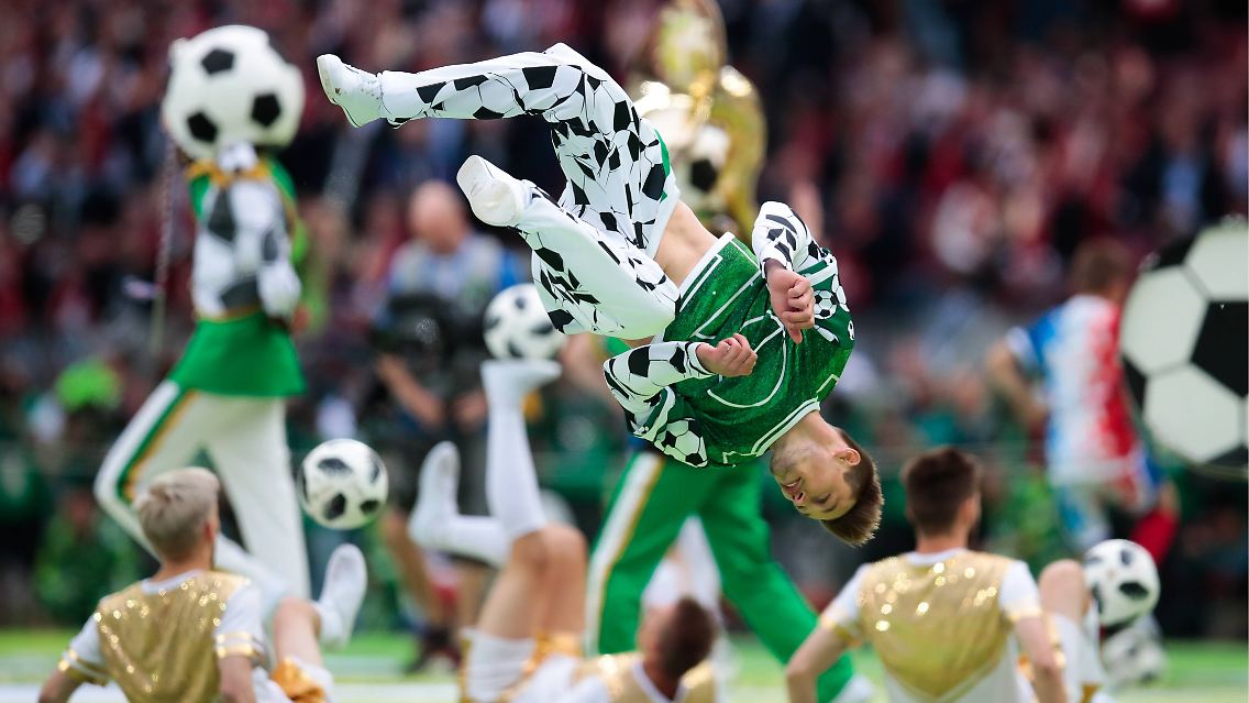 Der Rubel ... äh, der Ball rollt.