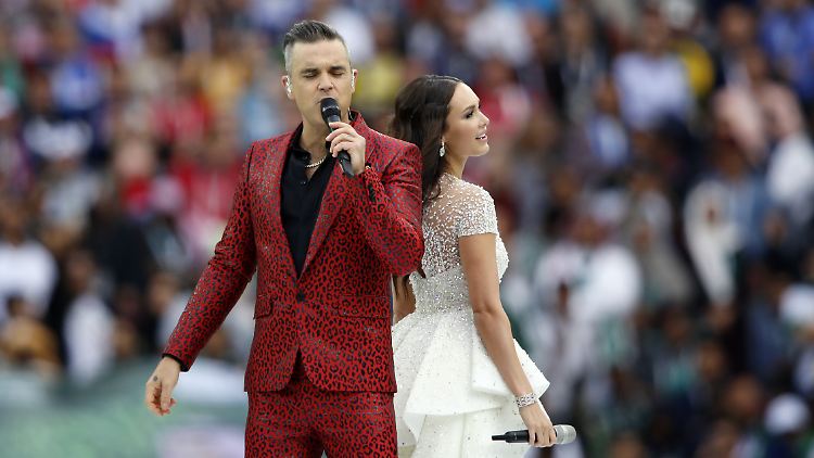 Da hatte er seine Finger noch im griff - Robbie Williams und die Opernsängerin Aida Garifullina.