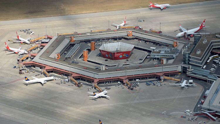 An den Berliner Flughäfen Tegel und Schönefeld ist am Montagmorgen wieder Geduld gefragt.