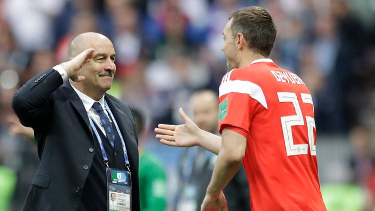 Salutierte vor dem Torschützen zum 4:0: Russlands Trainer Tschertschessow