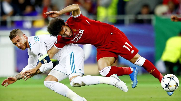 Sergio Ramos zieht Mo Salah mit - und verletzt ihn damit schwer an der Schulter.