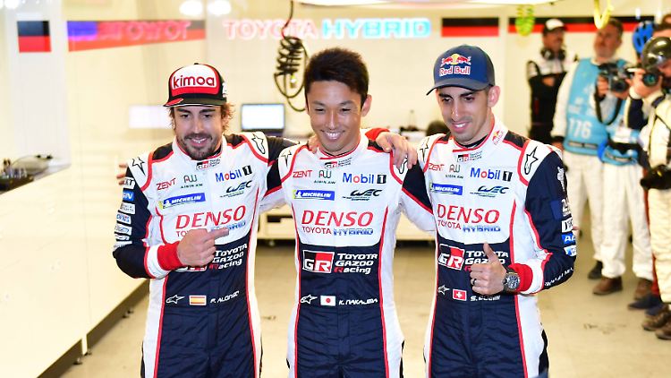 Fernando Alonso (l.) mit seinen Teamkollegen Kazuki Nakajima und Sebastien Buemi.