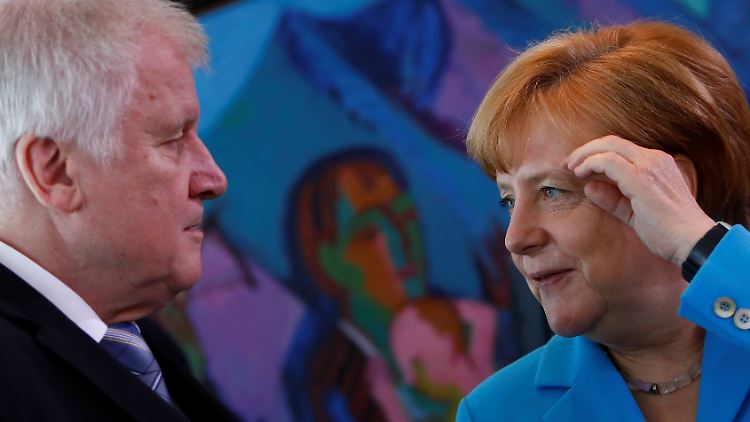 Innenminister Seehofer will seine Pläne notfalls im Alleingang gegen Kanzlerin Merkel durchsetzen und riskiert damit den Bruch der Großen Koalition.