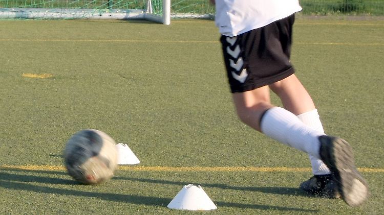 Betreiben Heranwachsende Fußball als Leistungssport, haben sie ein erhöhtes Risiko, O-Beine zu entwickeln.