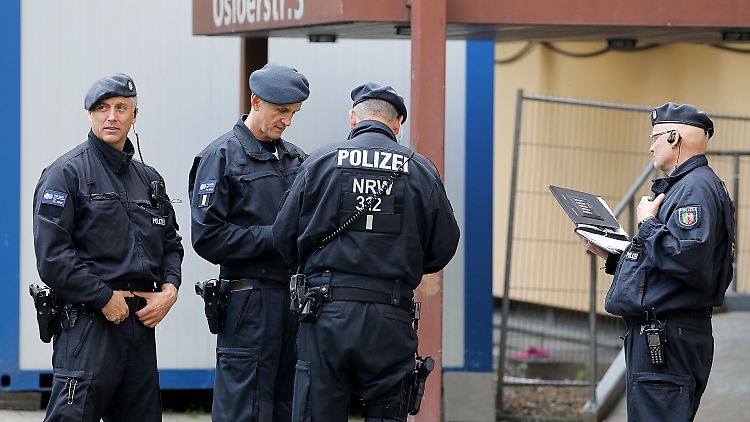 Polizisten vor einem Wohnkomplex in Köln-Chorweiler.