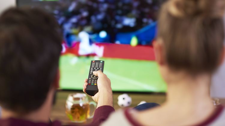 Schauen die Fußballfans freitags künftig dumm in die Röhre anstatt auf die Bundesligaspiele im TV?