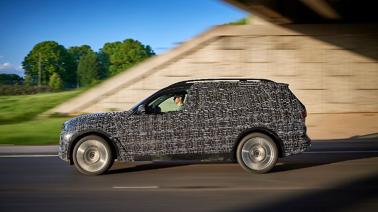 Auch die getarnte Version des X7 gibt in der Silhouette eine Idee von der Größe des Bayern.