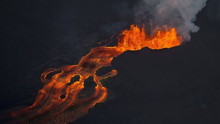 Ein Lavastrom bahnt sich seinen Weg aus dem Krater des Kilauea auf Hawaii.