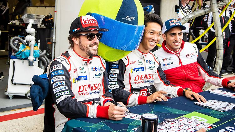 Fernando Alonso (l.) hat die volle Aufmerksamkeit beim Rennen von Le Mans.