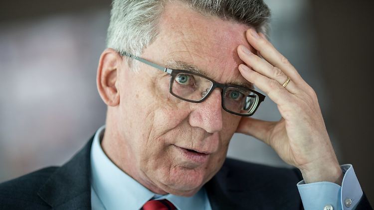 De Maiziére wird vom Bundesinnenausschuss befragt.