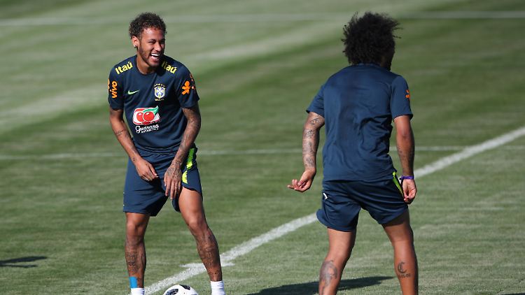 Neymar (l.) will Brasilien zum sechsten WM-Titel führen.