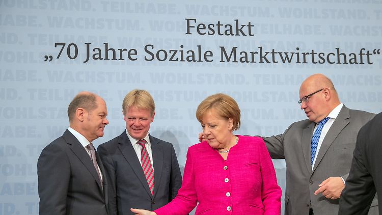 Scholz, DGB-Chef Hoffmann, Merkel und Altmaier feiern 70 Jahre Soziale Marktwirtschaft - sie gilt als Erfolgsfaktor für die Bundesrepublik. Doch sie ist auch in der Krise.