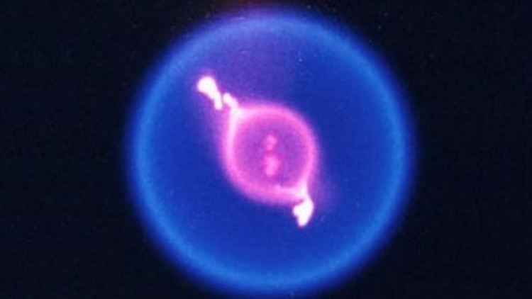 Versuch an Bord der ISS: Ein Tropfen flüssiger Kohlenwasserstoff brennt mit einer bläulichen Flamme in Kugelform.