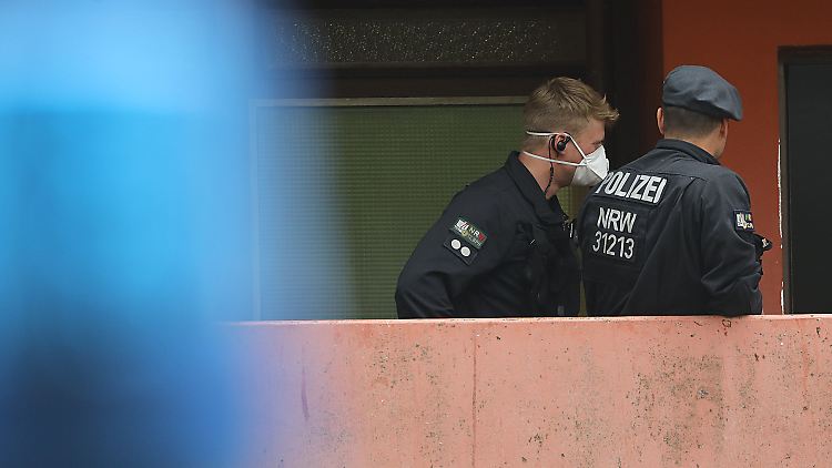 Sicherheitskräfte untersuchten mehrere Wohnungen in Köln.