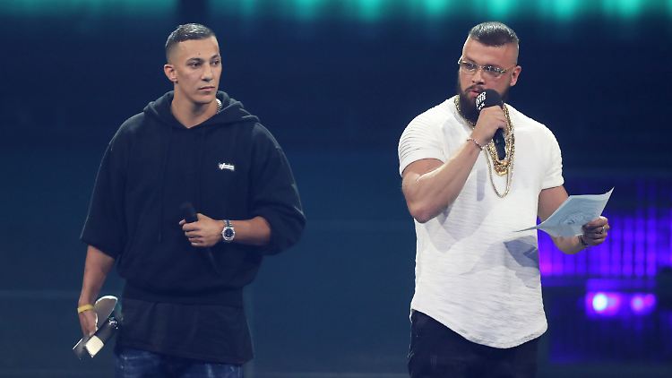 Die umstrittenen Texte von Kollegah (r.) und Farid Bang sind zwar vulgär, aber nicht strafbar, heißt es seitens der Staatsanwaltschaft.