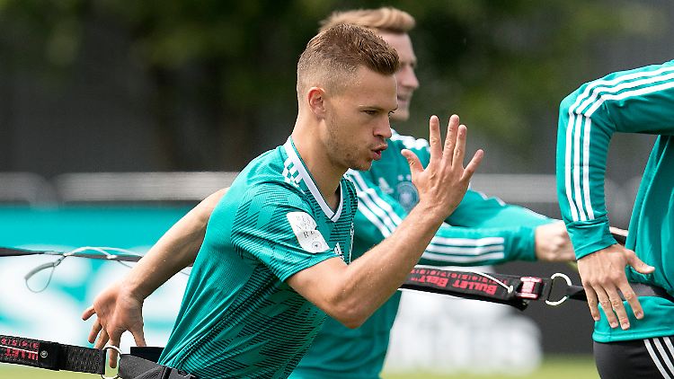 DFB-Spieler Joshua Kimmich steht mit dem Team des Titelverteidigers vor seiner ersten Weltmeisterschaft.