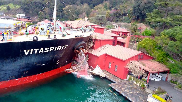 Auf einer der geschäftigsten Seestraßen der Welt kommt es immer wieder zu Schiffsunglücken. So wie im vergangenen April, als ein Tanker in ein historisches Gebäude am Ufer des Bosporus krachte.