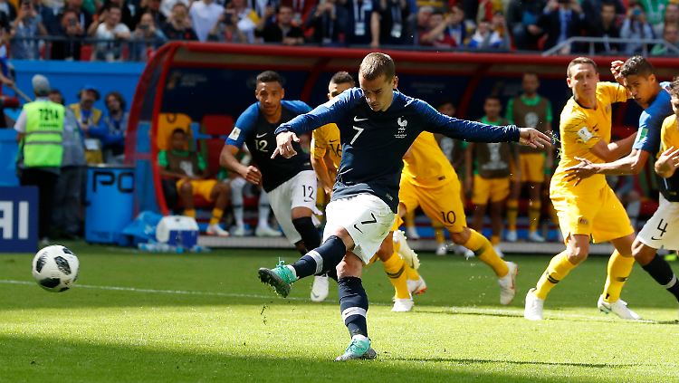 Antoine Griezmann tritt zum ersten Elfmeter an, der bei einer WM per Videobeweis entschieden wurde.