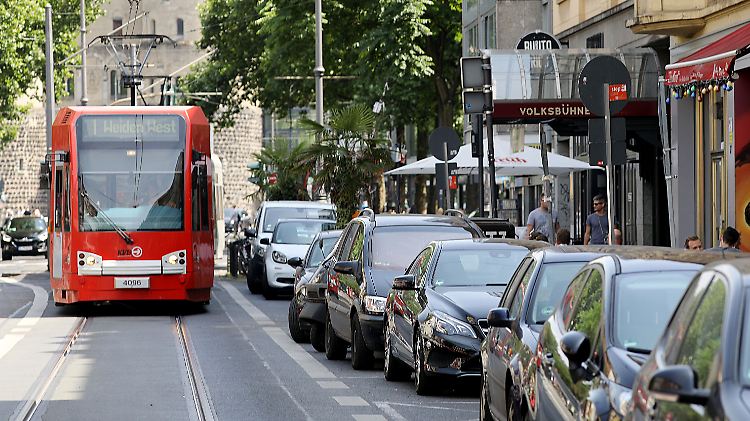 An zwei unterschiedlichen Kölner Haltestellen kam es am Morgen zu tödlichen Unfällen.