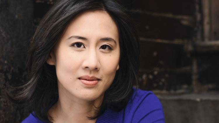 "Ist es möglich, dass ich die Bücher, die Verfilmung, das alles träume?", fragt Celeste Ng gelegentlich ihren Mann. "Möglich, aber nicht wahrscheinlich", ist seine Antwort.