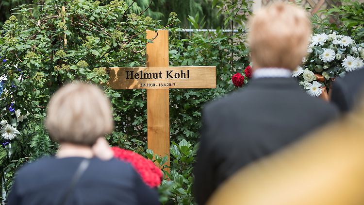 Auch ein Jahr nach seinem Tod schmückt lediglich ein schlichtes Holzkreuz das Grab von Helmut Kohl.