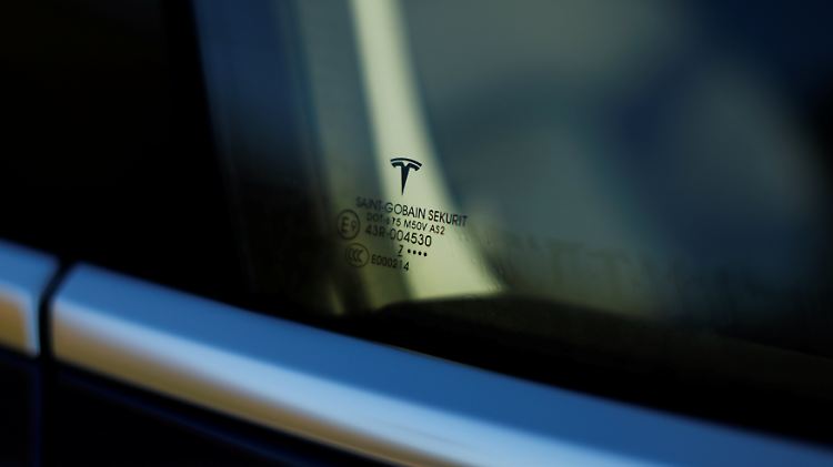 Das Fenster eines Tesla Model 3.