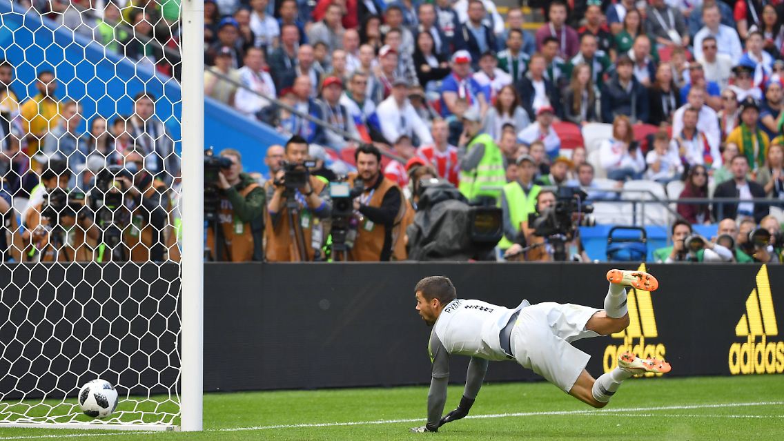 Matt Ryan im Tor der Australier kann nichts machen - das 1:2 wurde vom eigenen Mitspieler entscheidend abgefälscht.