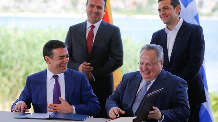 Historischer Moment: Mazedoniens Außenminister Nikola Dimitrov (l.) und sein griechischer Amtskollege Nikos Kotzias unterzeichnen vor den Augen ihrer Regierungschefs das Namensabkommen.