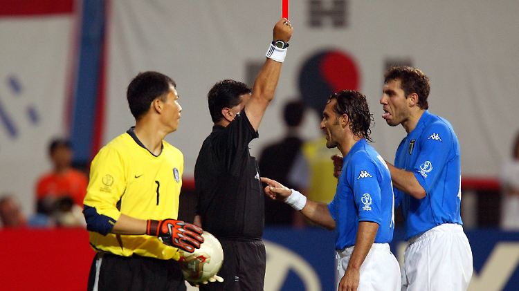 Italienische Fußballfans sprechen im Zusammenhang mit dem 18. Juni 2002 bis heute vom größten WM-Skandal aller Zeiten.