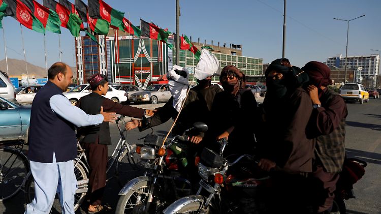 Aufgrund der Feuerpause können diese Taliban-Kämpfer unbehelligt auf Motorrädern durch Kabul fahren.