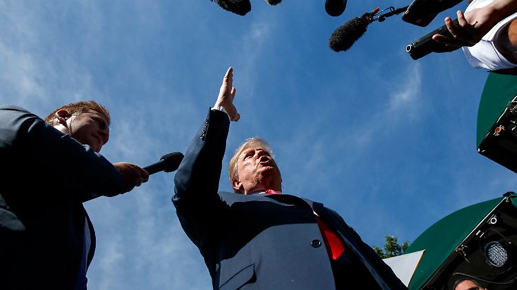 US-Präsident Trump spricht vor dem Weißen Haus mit Reportern.