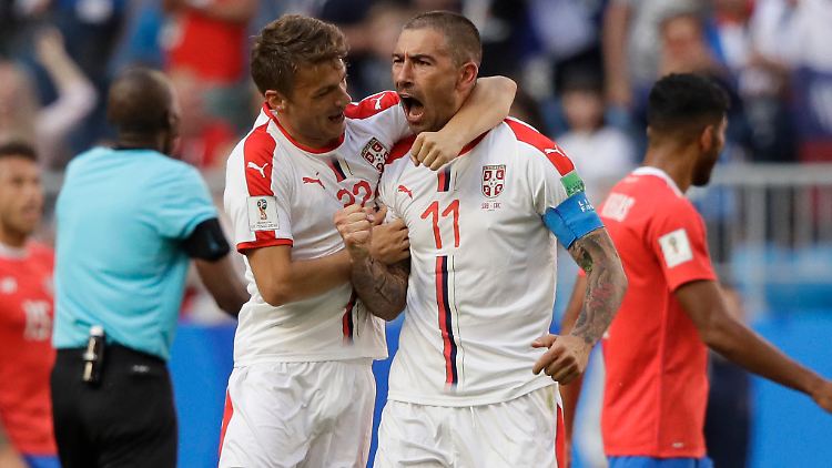 Kapitän Aleksandar Kolarov (r.) hat Serbien mit einem traumhaften Freistoß-Tor ein  perfektes WM-Debüt beschert.