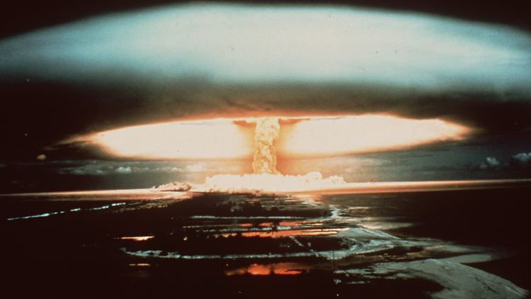 Ein Atompilz steigt 1971 nach einem französischen Atombombentest über dem Mururoa-Atoll auf.