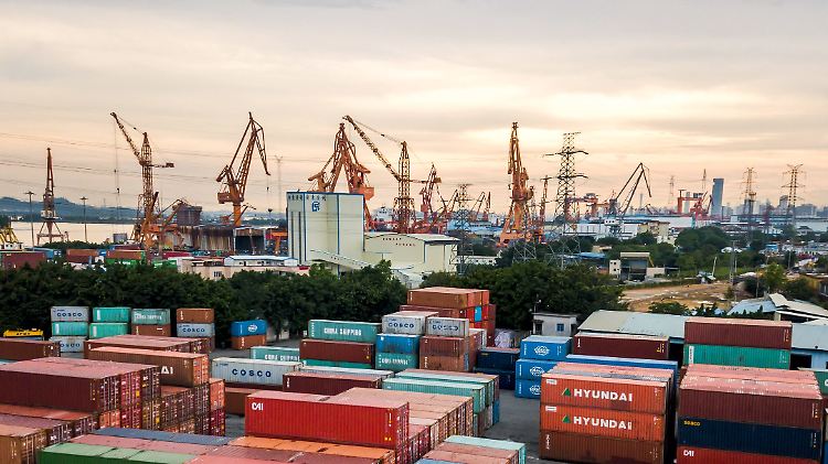 Blick auf den Containerhafen im chinesischen Guangzhou.
