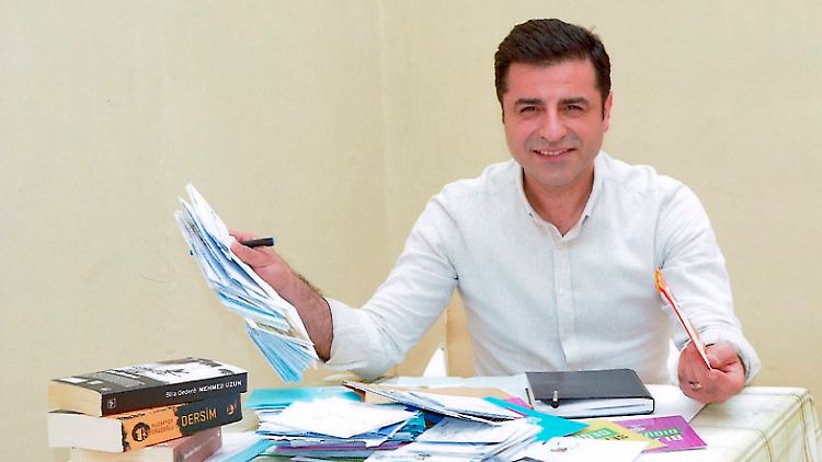 Die HDP verbreitete dieses Bild von Demirtas aus dem Gefängnis.