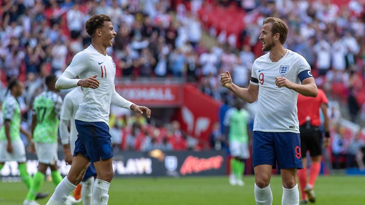 Trägt die Binde und die Hoffnungen Englands: Harry Kane (r., mit Dele Alli).