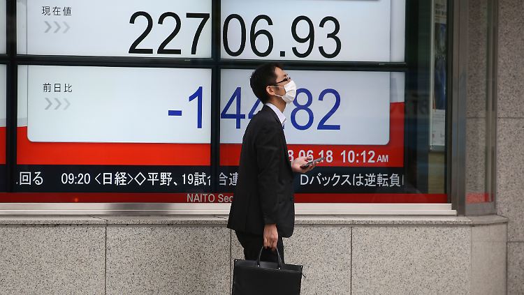 Minuszeichen in Tokio: Der japanische Aktienhandel startet schwach in die neue Woche.