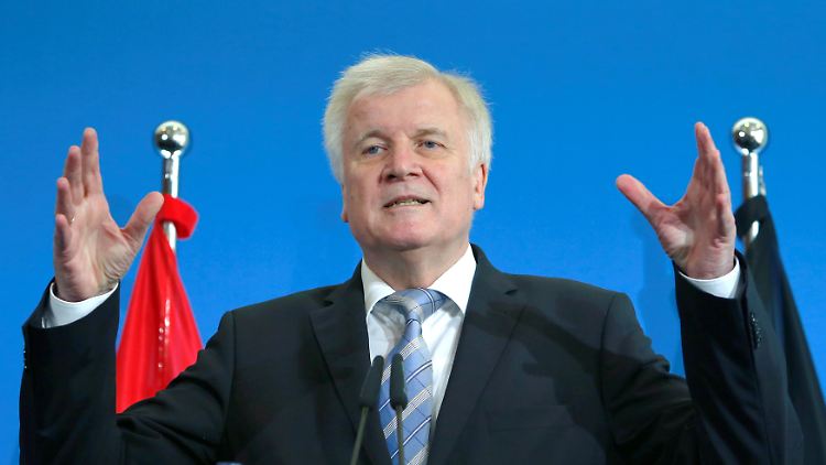 Seehofer will Flüchtlingen die Leistungen kürzen.