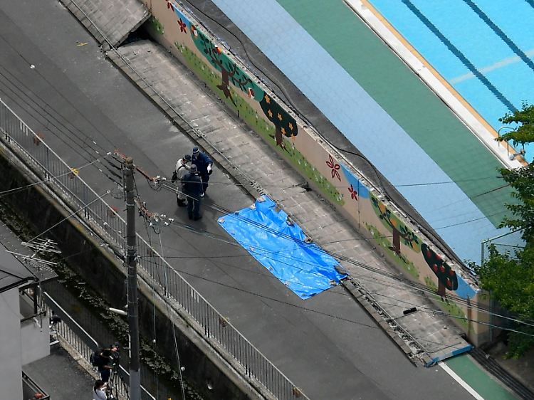 Von Betontrümmern erschlagen: Auf dem Gelände einer Schule in Tatatsuki sichern Ermittler die Stelle, an der Mauerteile ein neunjähriges Mädchen unter sich begruben.